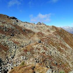 Schräg von rechts oben nach links unten
