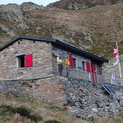 Rifugio Gana Rosso mit den beiden Schweizern