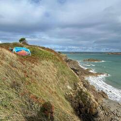 li. im Bild ein bemalter Bunker aus dem 2. Weltkrieg