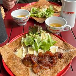 Lecker war's wirklich 😋und dazu den obligatorischen Cidre aus zünftigen Tassen