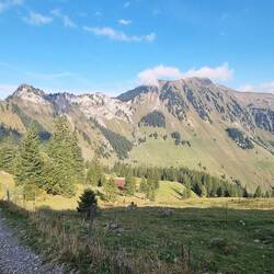 Links der Storeggpass und der Kamm