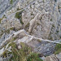 Gut gesichert, doch anspruchsvoll die Felsscharte runter...