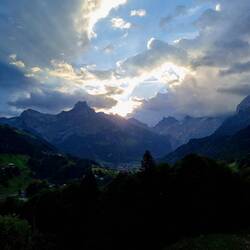 Wer setzt sich durch? Sonne oder Wolken?