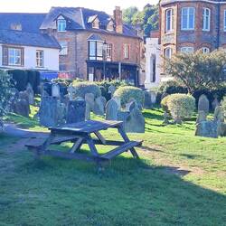 schon etwas seltsam, Picknicktische auf dem Friedhof