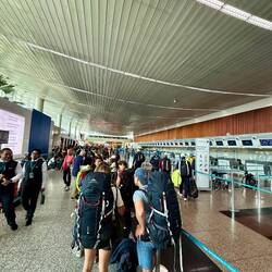 Erst mal wieder Schlange stehen, um das Gepäck aufzugeben