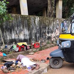 Tuktuk Fahrer macht ein Mittagsschläfchen