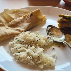 Dal, Chapati, Vegetarisches Curry und Reis mit Koriander und Kreuzkümmel
