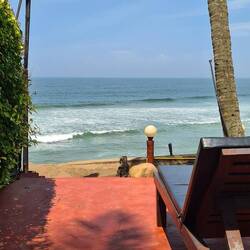 Blick vom Pool zum Meer