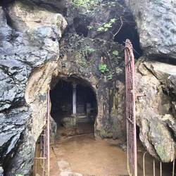 das ist der Ausgang aus der Höhle 🦇, von hieraus geht es zur dritten Etage des Pagodenkomplexes