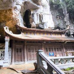 Pagode im "zweiten Stockwerk", ganz links geht's in die Höhle 🦇