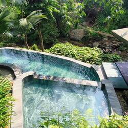 Infinity Pool neben einem Wasserfall 💦