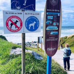 Admirando la playa en Biarritz