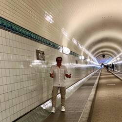 im alten Elbtunnel, 426,5 m lang