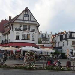 Die Bar ist aber gut gefüllt. Rechts gibts die Austern.