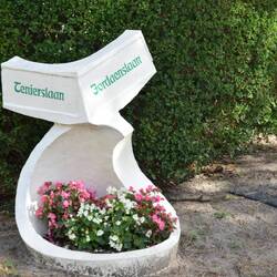 Straßenschilder in De Haan