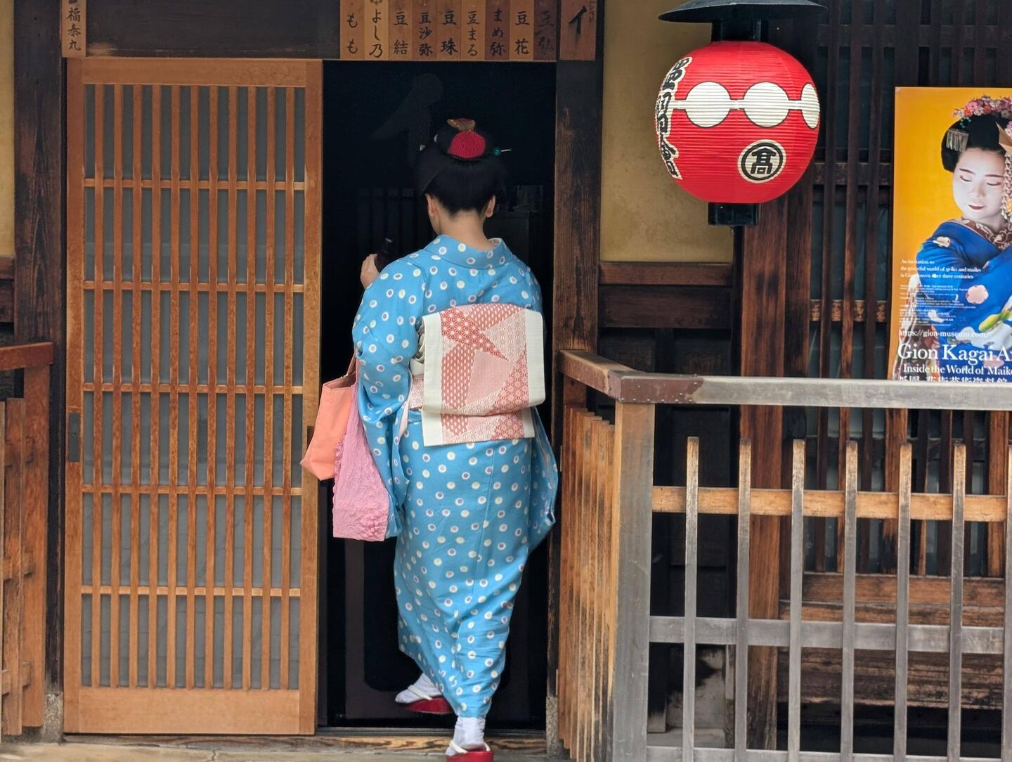 A Maiko about to enter her lodging.