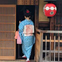 A Maiko about to enter her lodging.