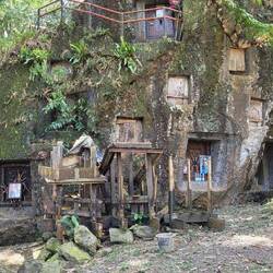 IN FELSEN WERDEN DIE LEICHEN BEGRABEN