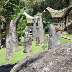 MENHIRE, DA IST NIEMAND BEGRABEN