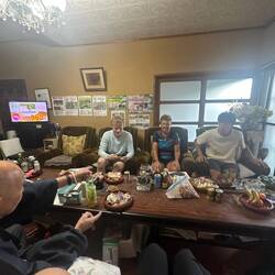 In Tomitas Gästezimmer mit Getränken und Süssigkeiten