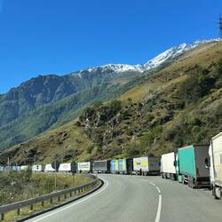 8 km vor der Grenze beginnt die LKW Schlange