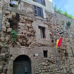 Die Hauswand bröselt