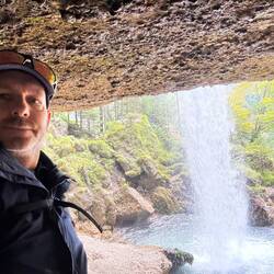 Hinter dem Wasserfall