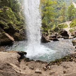 Hinter dem Wasserfall