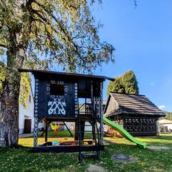 Even children's tree houses are painted like this