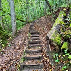 Es geht etliche Treppenstufen runter zum Fluss