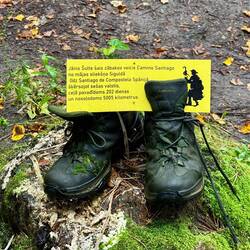 Mit diesen Schuhen ist ein Pilger von hier 5005km bis nach Santiago de Compostela gelaufen