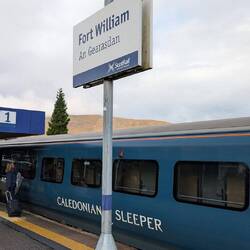 Wir kommen halbwegs ausgeschlafen und gesättigt in Fort William an.