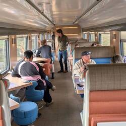 Im Club-Car wird das Frühstück serviert.