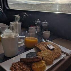 Gibt es ein stilechtes Frühstück. Ich mag es!