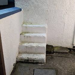 Schottisches Engineering ist bisweilen etwas merkwürdig. Die Treppe vor der Wand...