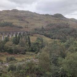Das Glenfinnan-Viadukt mit unzähligen Harry Potter-Fans, die auf den Hogwarts-Express warten