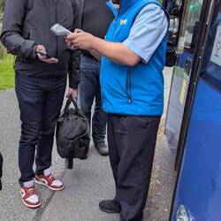 Wir checken beim Busfahrer ein