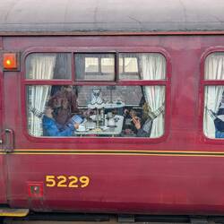Der Hogwarts-Express wartet auf Abfahrt mit sehr betagten Zauberlehrlingen bei Kaffee und Kuchen