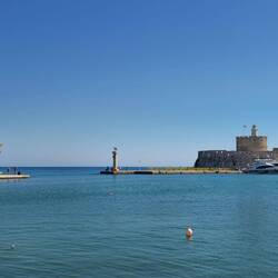 Hafeneinfahrt - Stand der Koloss von Rhodos tatsächlich hier?