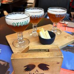 3 verschiedene Bier- und 3 Käsesorten zum Test