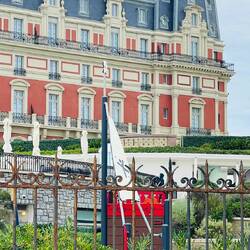 El encanto del casco antiguo frente al mar.