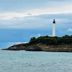 El faro de Biarritz, guardián de historias marítimas.