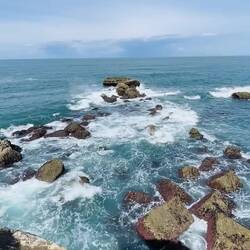 El murmullo del mar acompaña cada paso.