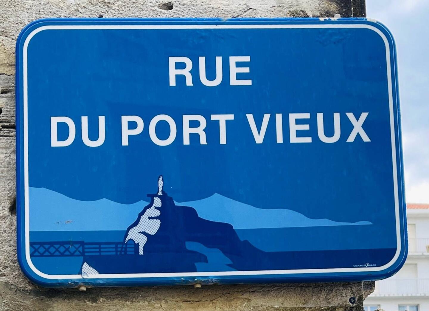 En Biarritz, incluso los carteles de las calles parecen guiñarte un ojo en francés