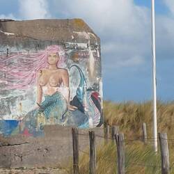 Alte Bunker gibt es hier viele, bemalt sind sie mir am liebsten