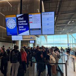 Der Stunden später ist die Schlange wesentlich kürzer und auch wir bekommen unsere Gutscheine