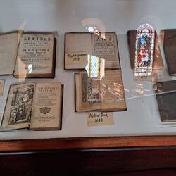 Uralte Schätze lagern in Vitrinen hier