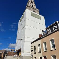 Ich ahnte sofort, das ist kein Cristo, sondern eine Renovierung. Die Wetterfahne ist ein Lachs btw