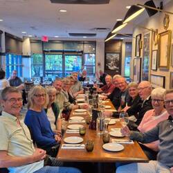 ....eine grosse Familie beim Abendessen 😀...