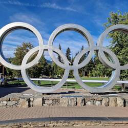 ....nochmals die Olympiaringe bei Sonnenschein....